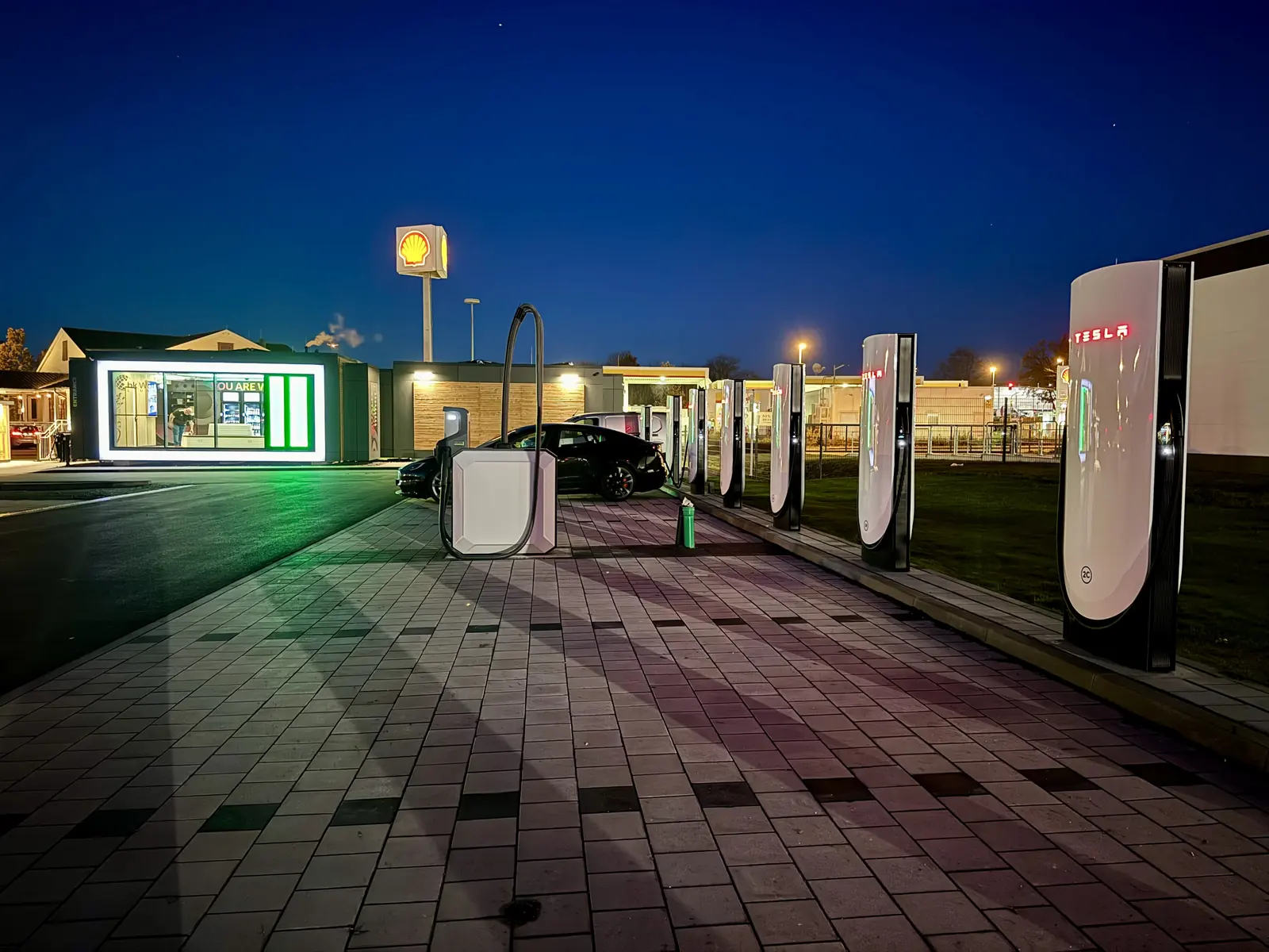 Ladepark mit Gastronomie bei Nacht