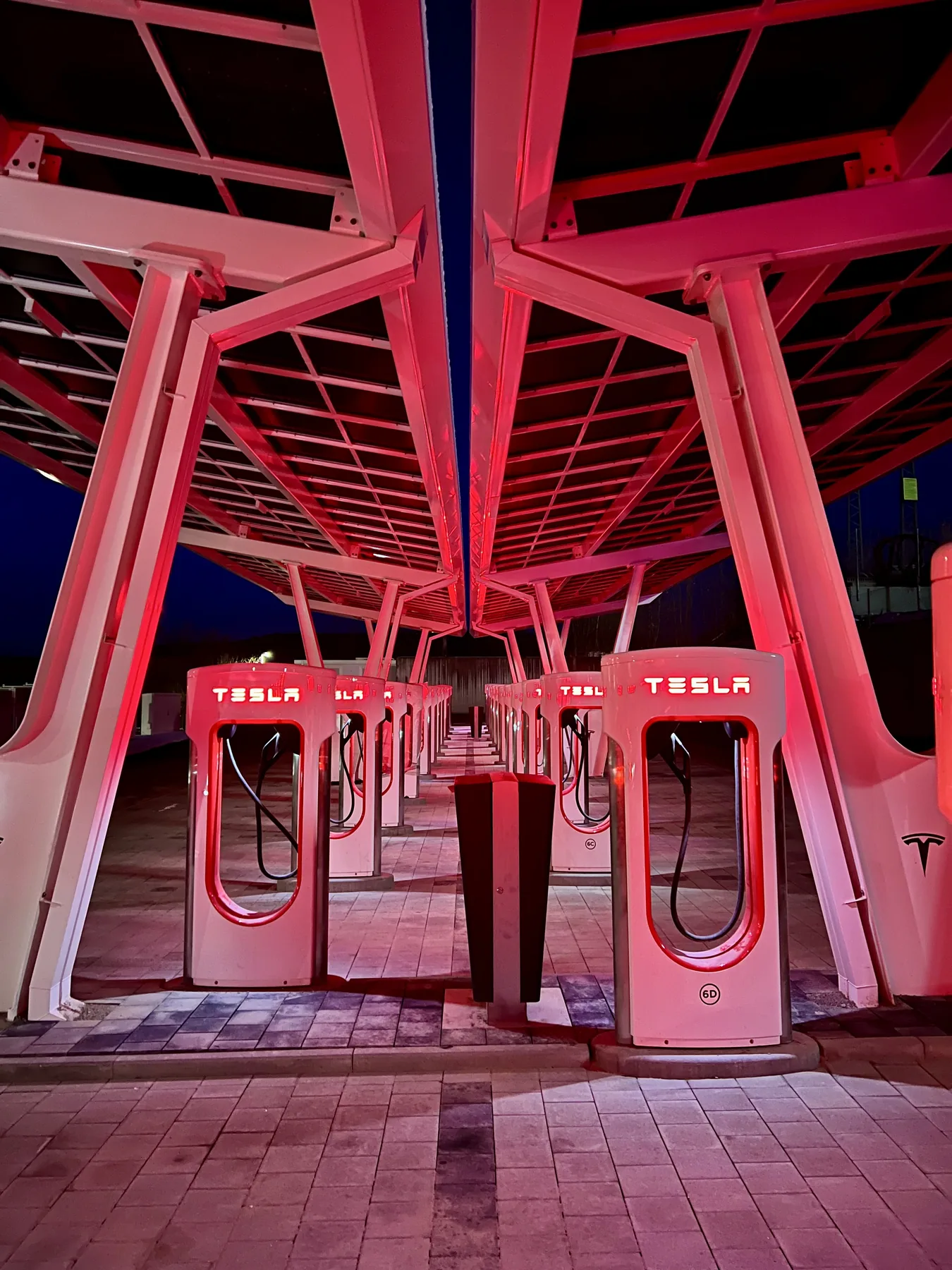 Parc de recharge Tesla éclairé de nuit