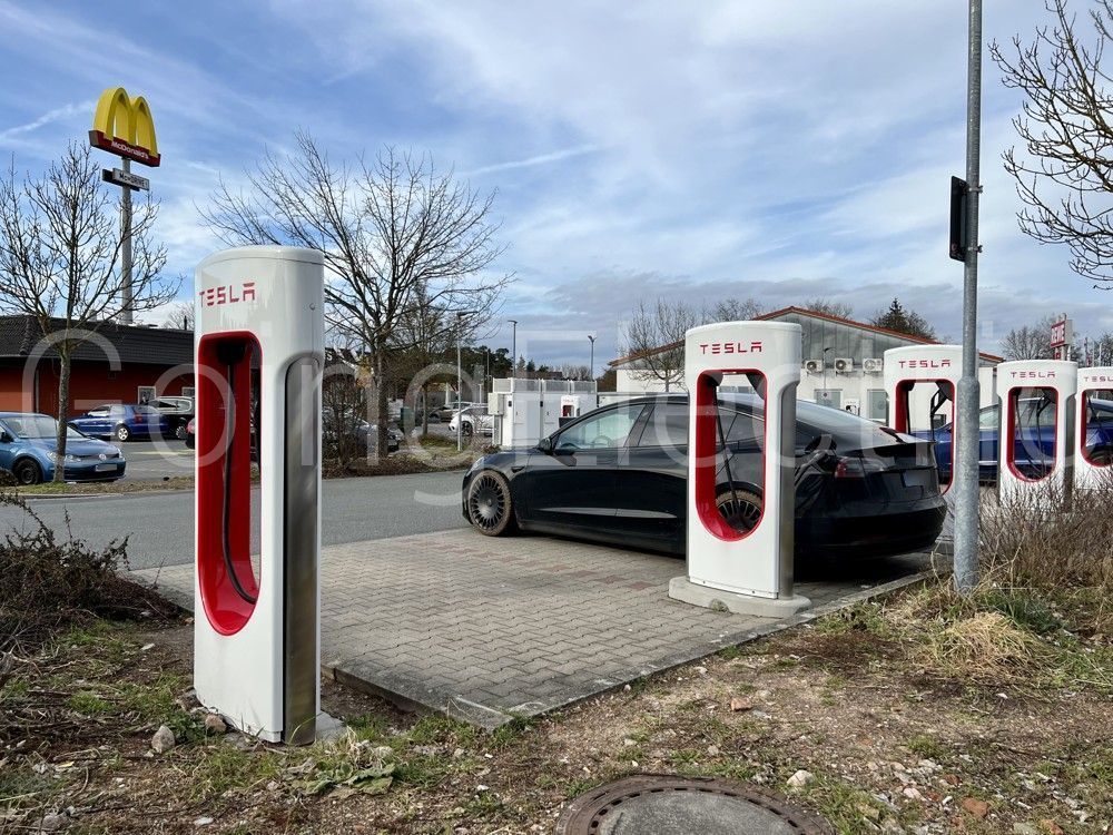 Supercharger REWE am Brückkanal