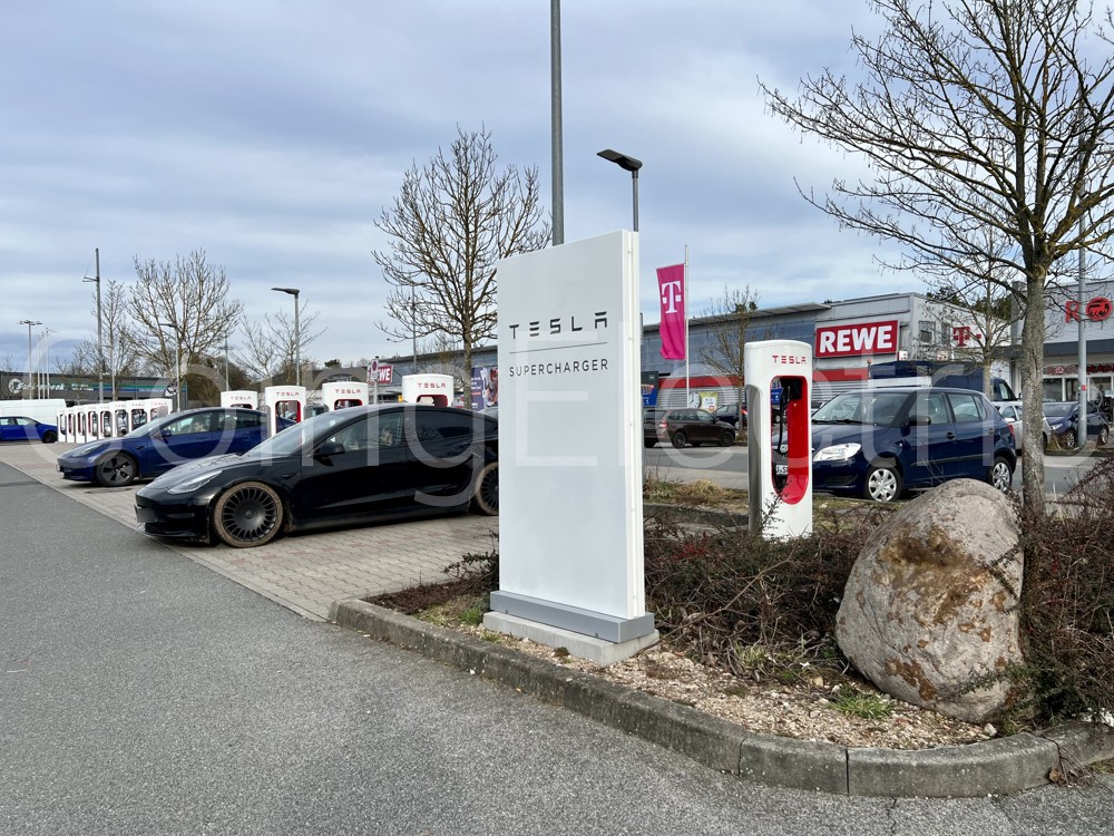 Supercharger REWE am Brückkanal
