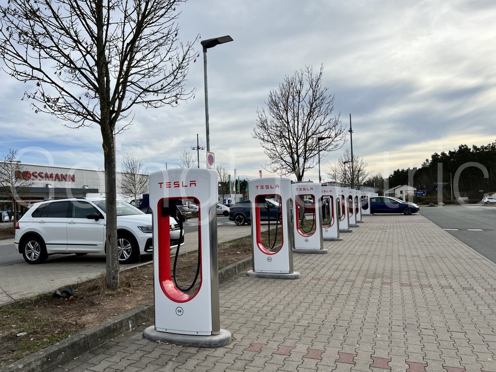 Supercharger REWE am Brückkanal