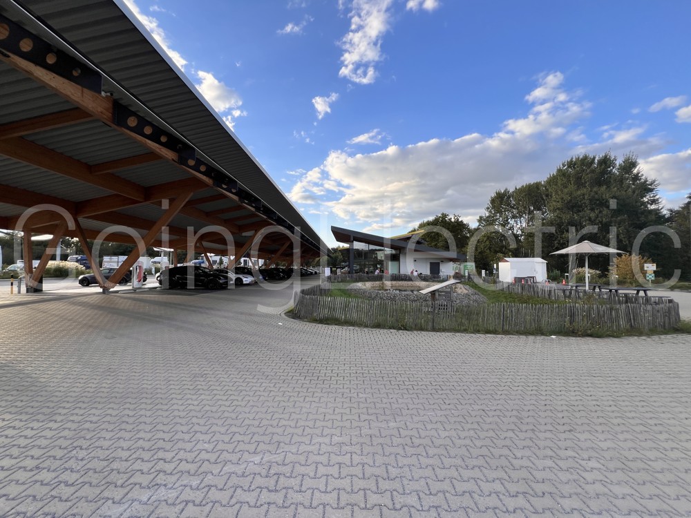 Seed&Greet Supercharger Ladepark Kreuz Hilden